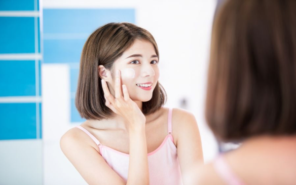 Ở trong nhà có cần bôi kem chống nắng không?
