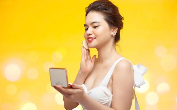 Makeup nhanh gọn với sản phẩm phấn nền và phấn phủ 2 trong 1