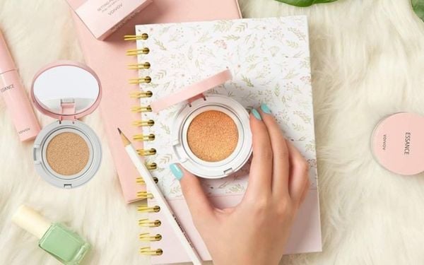 Phấn nước Essance: Finish mờ lì, che mờ khuyết điểm