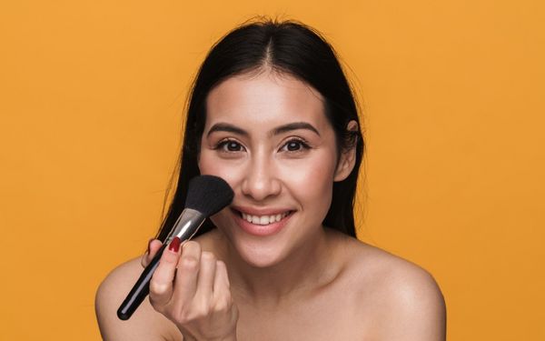 Phấn phủ che khuyết điểm: Vừa che khuyết điểm, vừa giúp kiềm dầu