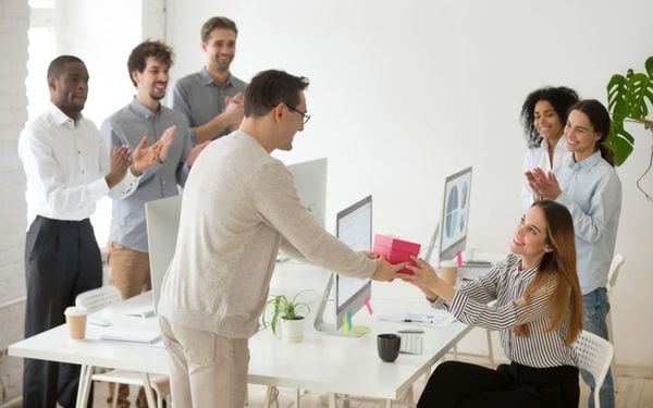 Gợi ý 10 ý tưởng chọn quà tặng nhân viên ấn tượng, chu đáo