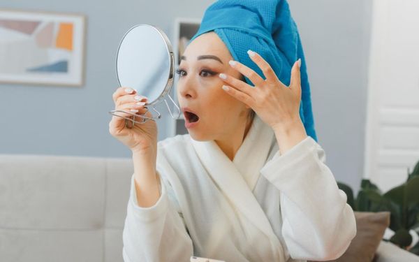 Quên tẩy trang trước khi đi ngủ: Tác hại và cách chăm sóc da đúng cách