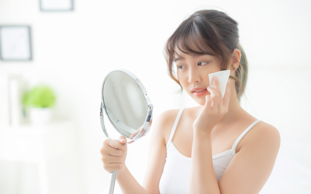 Sáng bôi kem chống nắng trưa có cần tẩy trang hay không?