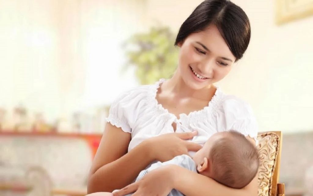 Mẹ bỉm sữa sau sinh bao lâu thì được dùng sữa rửa mặt?