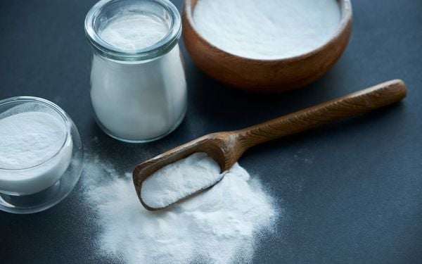 Sodium hydroxide: Cân bằng và duy trì độ pH cho làn da