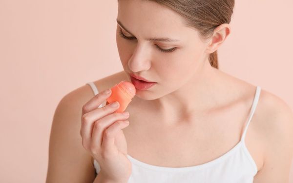 Son dưỡng có màu có tốt không? Những lưu ý khi sử dụng son dưỡng có màu