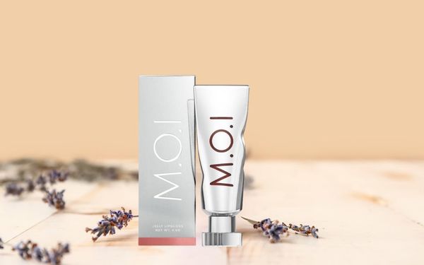 Son dưỡng có màu nhẹ giúp đôi môi trở nên tươi tắn và tự nhiên