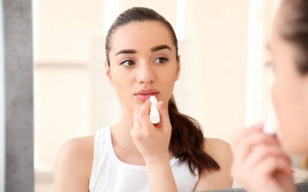 Son dưỡng không màu: Bí quyết làm đẹp và nuôi dưỡng đôi môi của bạn