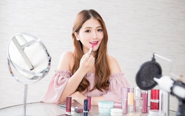 Son môi có hạn sử dụng không? Dùng son môi hết hạn có sao không?