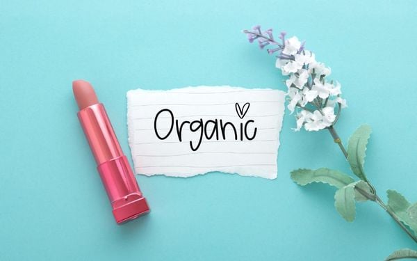 Son môi organic - Sự lựa chọn hoàn hảo cho đôi môi dễ kích ứng