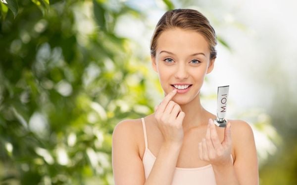 Son trị khô môi - Cứu tinh của đôi môi khô nứt nẻ