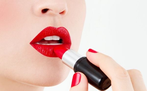 Tác hại không ngờ khi sử dụng son môi giá rẻ