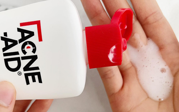 Đánh giá sữa rửa mặt Acne Aid - Có nên sử dụng để trị mụn không?