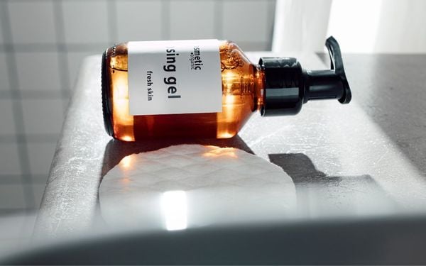 Chăm sóc da mặt đúng cách với sữa rửa mặt cho U50