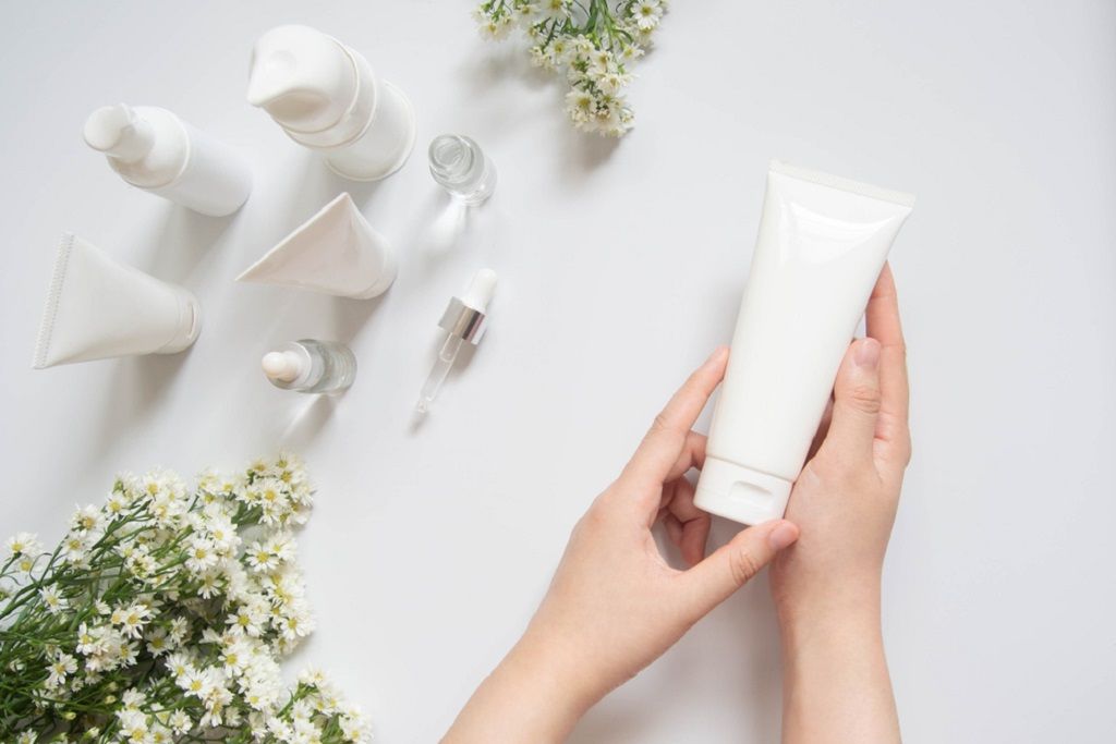 Sữa rửa mặt dưỡng ẩm trắng da có an toàn không? Dùng như thế nào?