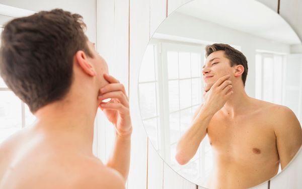 Dùng sữa rửa mặt trắng da cho nam giúp cánh mày râu thu hút hơn