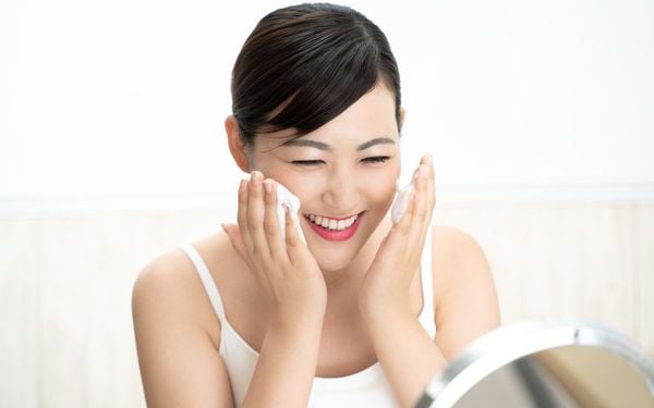 Sữa rửa mặt trắng da: Sản phẩm vừa làm sạch, vừa sáng da