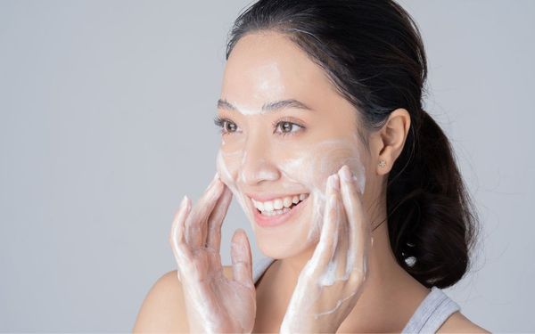 Nên dùng sữa rửa mặt không bọt hay sữa rửa mặt tạo bọt?