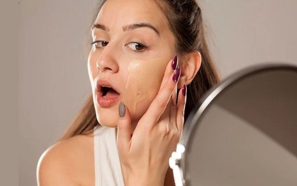 Nên tán kem nền bằng tay như thế nào là đúng cách?