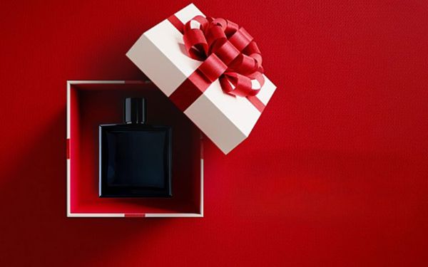 Có nên tặng nước hoa cho bạn trai không? Cách chọn nước hoa phù hợp