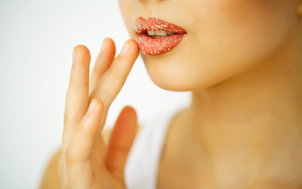 Tẩy da chết mặt có dùng được cho môi không?