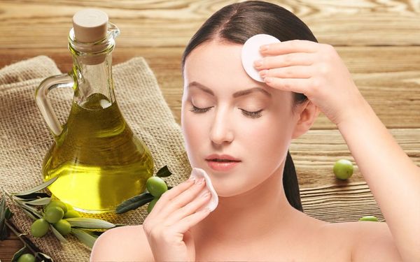Tẩy trang bằng dầu ô liu: Lợi ích là gì? Cần sử dụng thế nào?