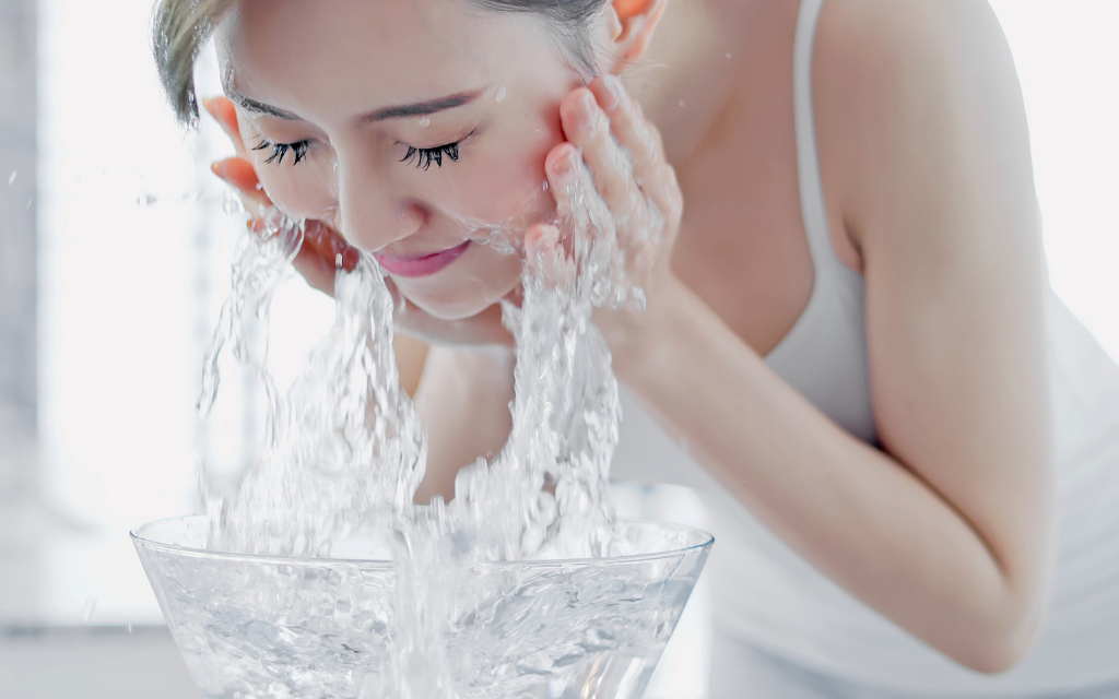 Tẩy trang bằng nước ấm có thật sự làm sạch da?