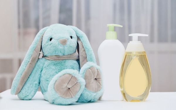 Thử ngay tẩy trang bằng dầu em bé cho làn da trắng hồng