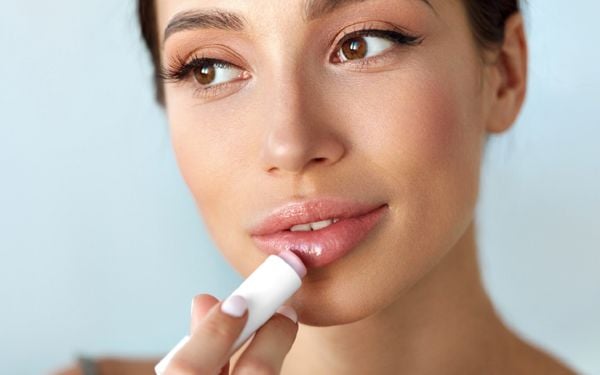 Tìm hiểu các thành phần của son dưỡng bóng phổ biến, tốt cho môi