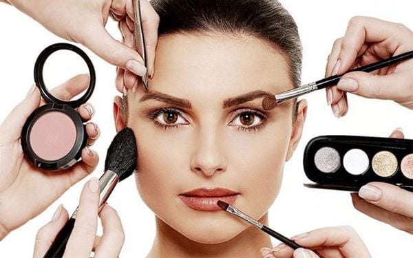 Bộ trang điểm dành cho da khô để lớp nền mềm mại