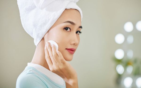 Làm sạch và khoá ẩm da chỉ với toner và tẩy trang