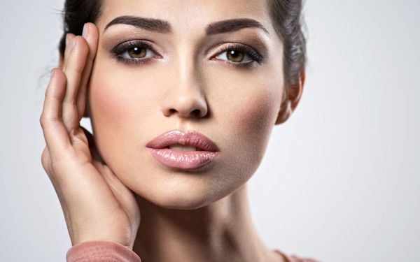 Trang điểm mắt khói: Bí quyết để đôi mắt long lanh hơn