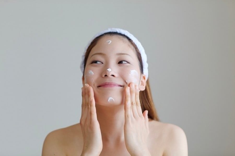 Các bước chuẩn bị trước khi đánh phấn phủ khi trang điểm