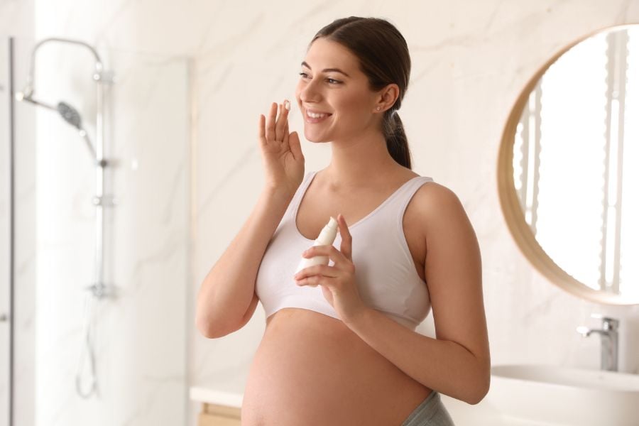 Tại sao mẹ bầu cần thận trọng khi sử dụng mỹ phẩm trong thời gian mang thai?