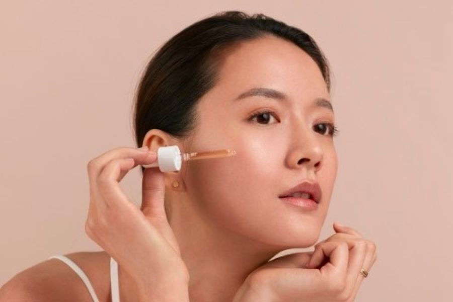 Sử dụng serum để nuôi dưỡng làn da từ sâu bên trong