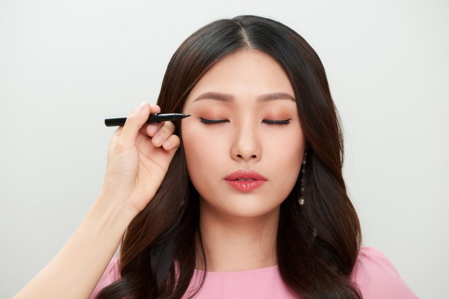 Cách kẻ eyeliner mảnh