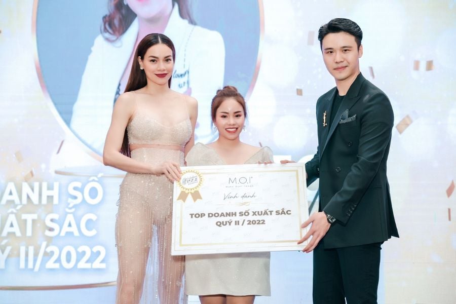Chị Tuyết Hoa nhận giải thưởng do CEO Lâm Thành Kim và Giám Đốc Sáng Tạo Hồ Ngọc Hà trao tặng