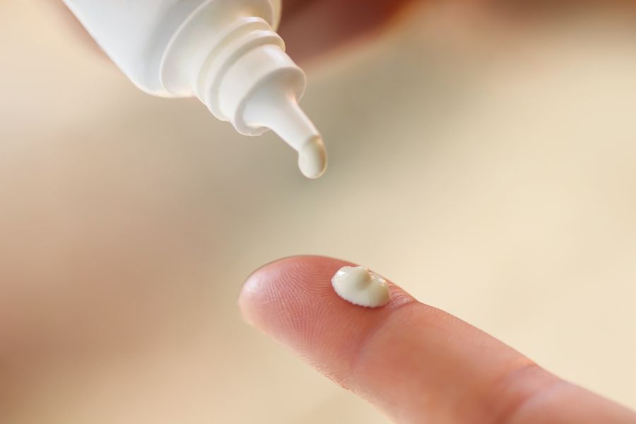 Kem lót cho da khô giúp cải thiện độ ẩm mịn của da khi trang điểm