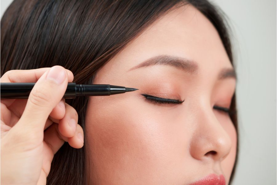 Giới thiệu các kiểu kẻ eyeliner cho mắt mí lót ấn tượng