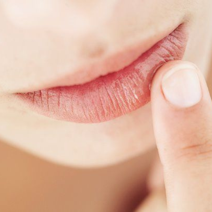 Vân môi là gì? Nguyên nhân đánh son bị lộ vân môi