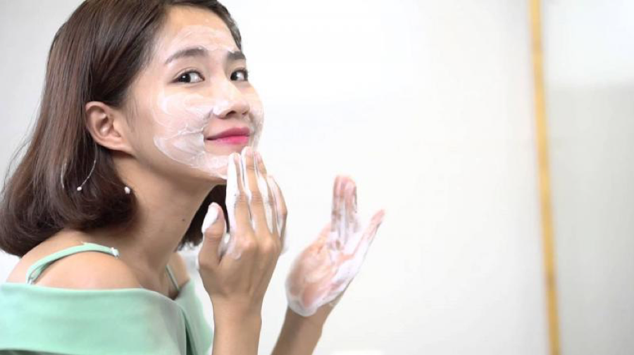 Không nên chà mạnh khi rửa mặt tránh làm tổn thương da, không nên massage với sữa rửa mặt quá lâu vì sẽ làm khô da.