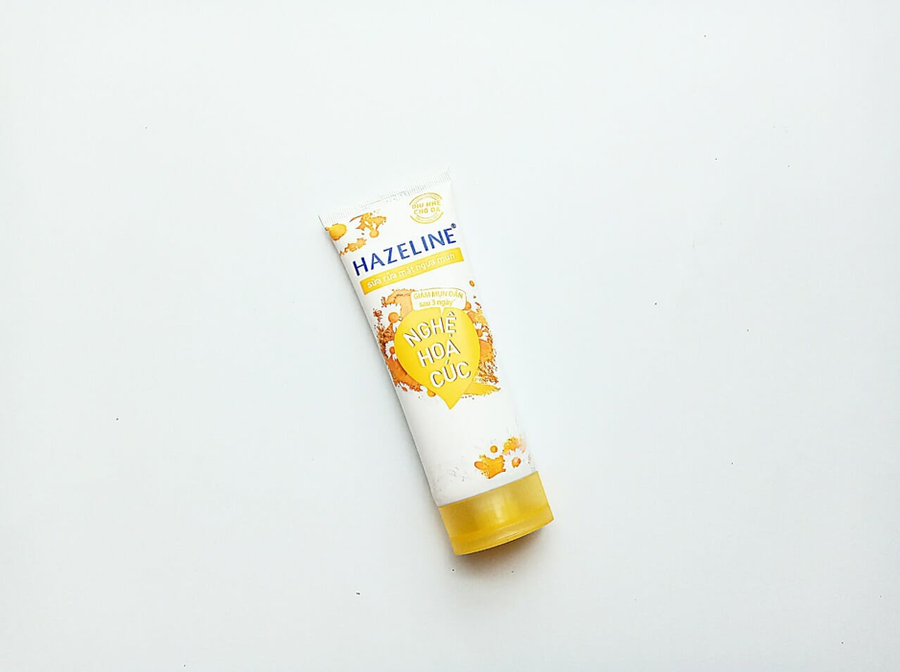 Sữa rửa mặt Hazeline nghệ hoa cúc ngừa viêm, chống thâm, dưỡng ẩm