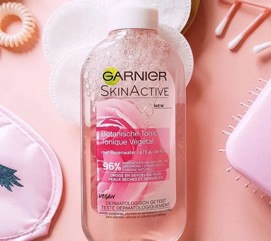 Loại 2: Toner Garnier dành cho da khô và da nhạy cảm - màu hồng nhạt