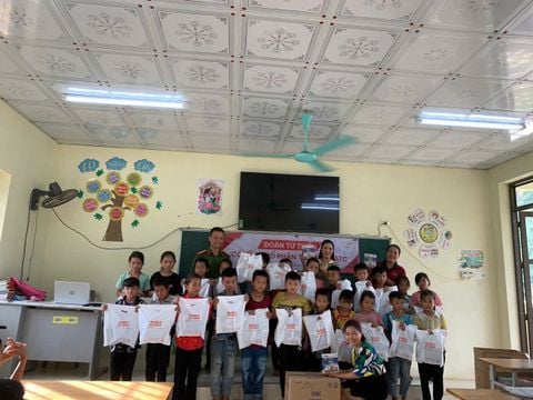 ATC Group chung tay giúp đỡ học sinh vùng cao khắc phục hậu quả bão lũ