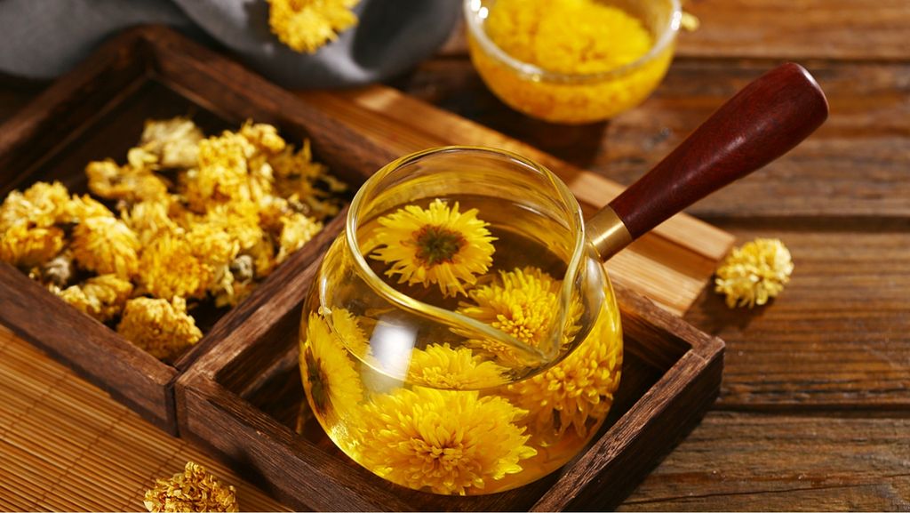 Khám Phá 7 Công Dụng Của Trà Hoa Cúc Mà Bạn Không Nên Bỏ Qua