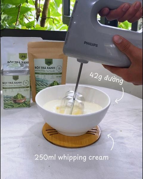 tiramisu matcha bước 3 đánh bông whipping cream
