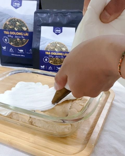 Bánh ô long nhài nhãn xịt kem