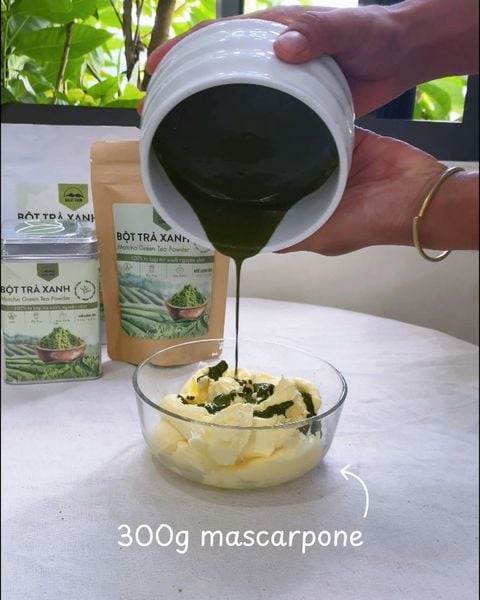 tiramisu matcha bước 2 trộn matcha với mascarpone