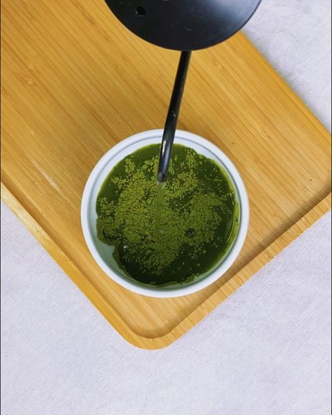 Chế nước vào matcha