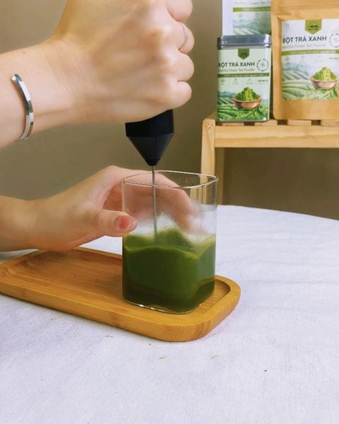 Đánh matcha bằng máy tạo bọt